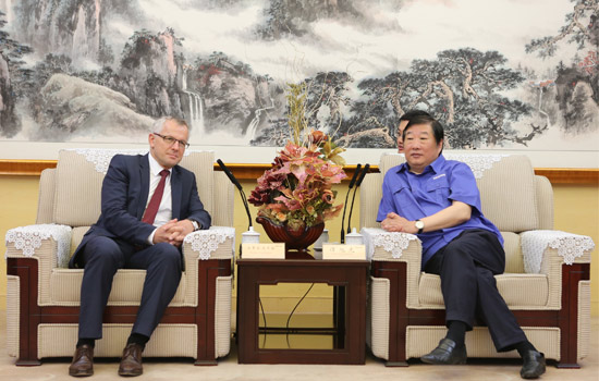 Weichai Председатель встретился с Генеральным директором ОФВ для углубления технического сотрудничества 